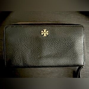 Tory Burch Black Leather Zip Wallet